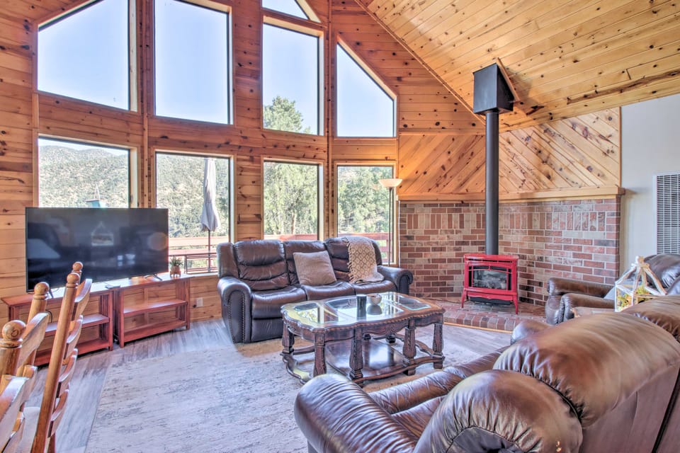 Idyllic Frazier Park Cabin: Views, Pool Table House in Pine Mountain Club