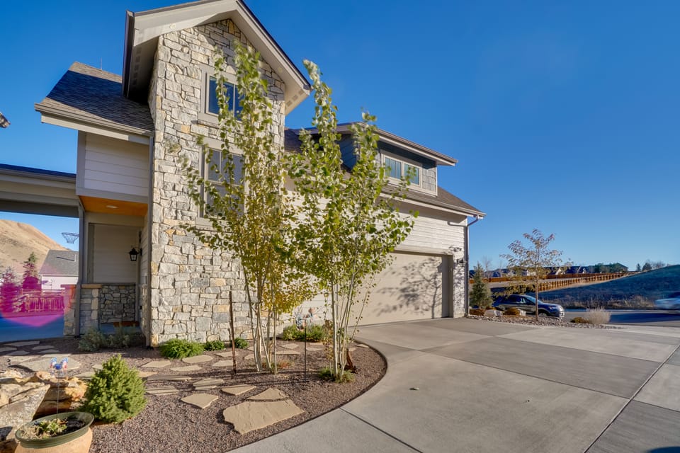 2 Mi to Town: Castle Rock Retreat w/ Fireplace! House in Castle Rock