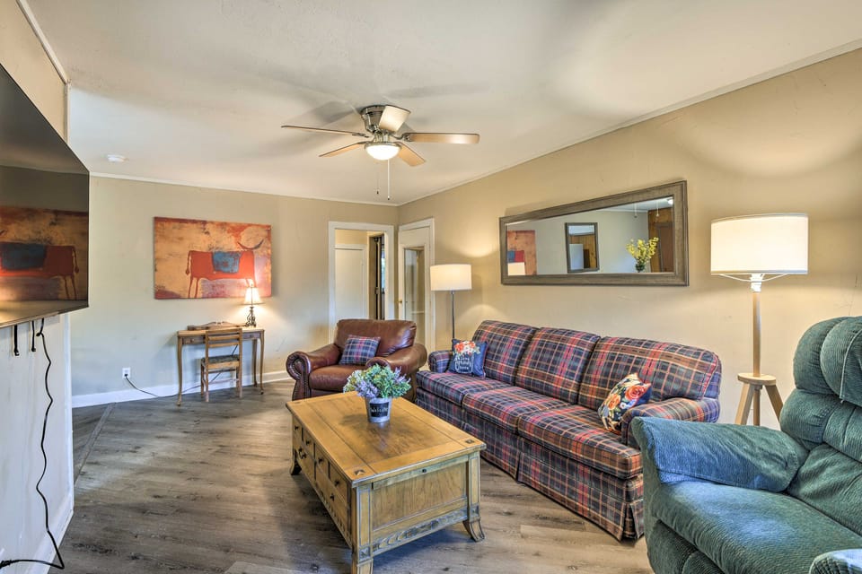 Cozy Graham Retreat ~ 3 Mi to Lake Eddleman! House in Texas