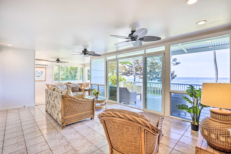 Bright & Airy Beach House w/ Oceanfront Views House in Holualoa