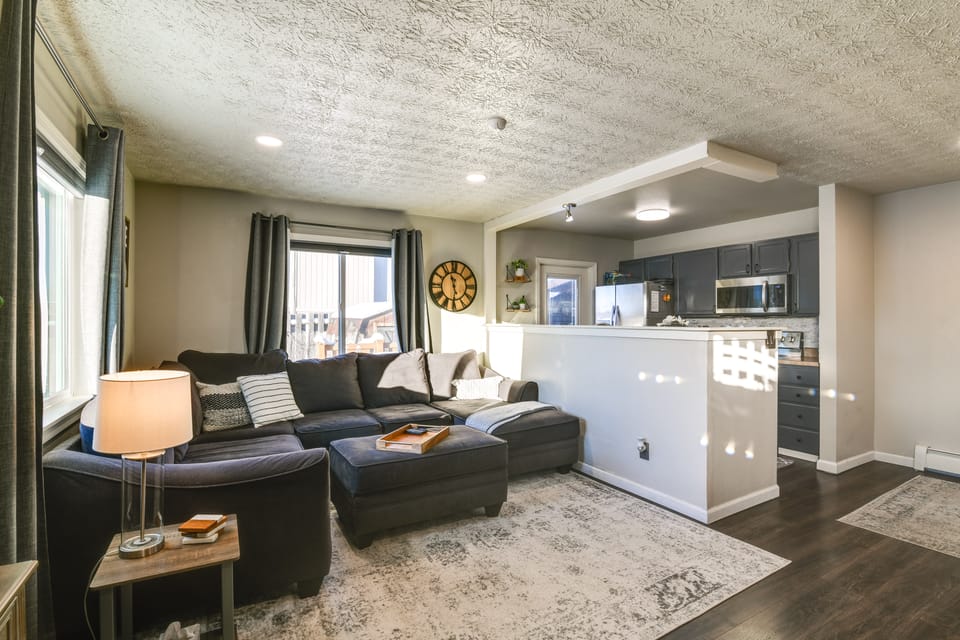 Updated Townhome: Near Airport & Shopping! Apartment in Anchorage