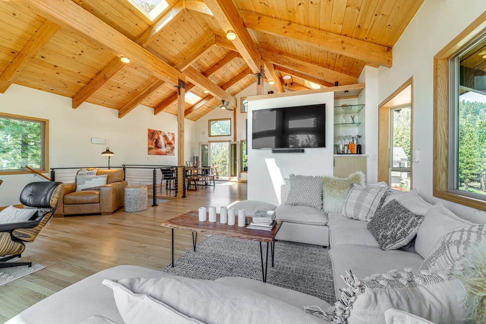 4 Mi to Slopes! Hot Tub Haven w/ Lake Tahoe Views House in Incline Village