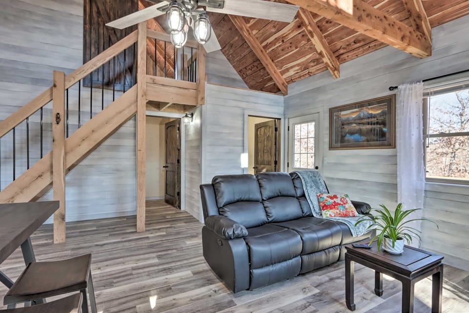 El Dorado Springs Cabin: Near Trails & Parks! House in Ozark Mountains