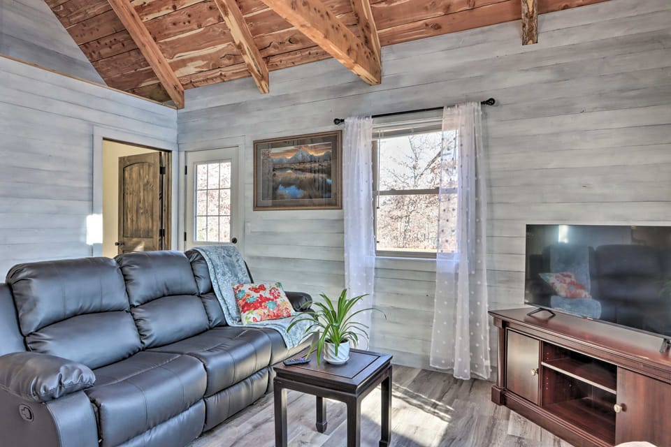 El Dorado Springs Cabin: Near Trails & Parks! House in Ozark Mountains