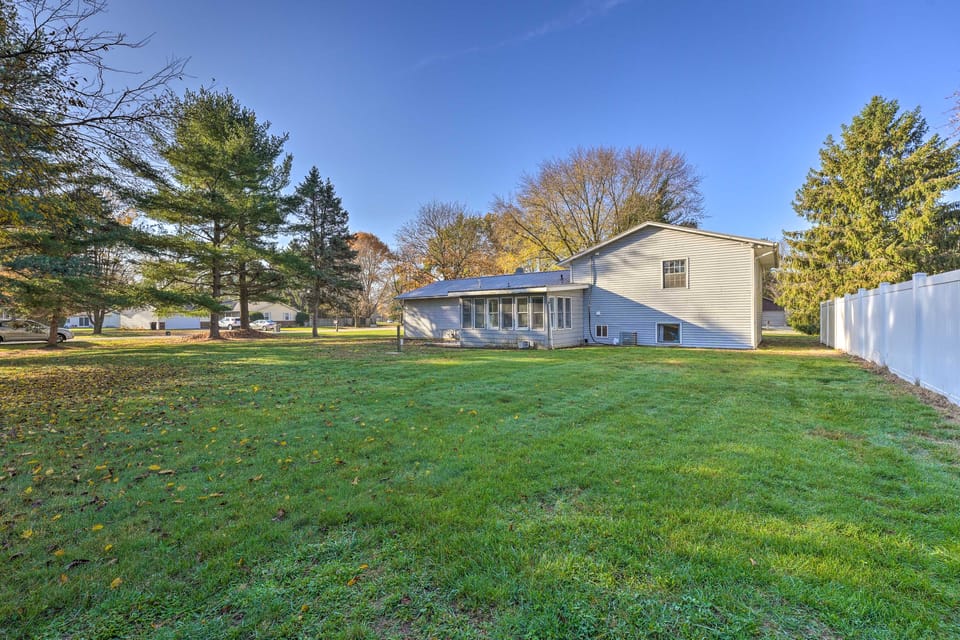 'Hedge House': Just 4 miles to Notre Dame! House in Granger