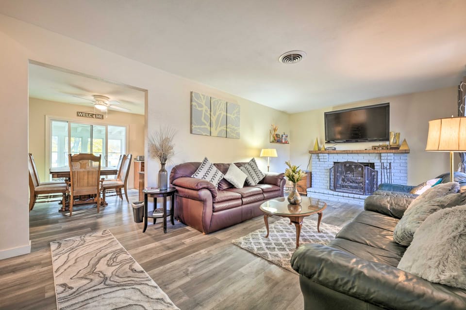 'Hedge House': Just 4 miles to Notre Dame! House in Granger