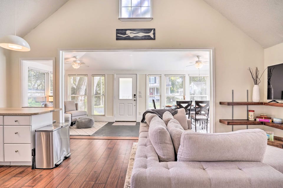Cozy Home w/ Yard ~ 9 Mi to Dtwn Charleston! House in North Charleston