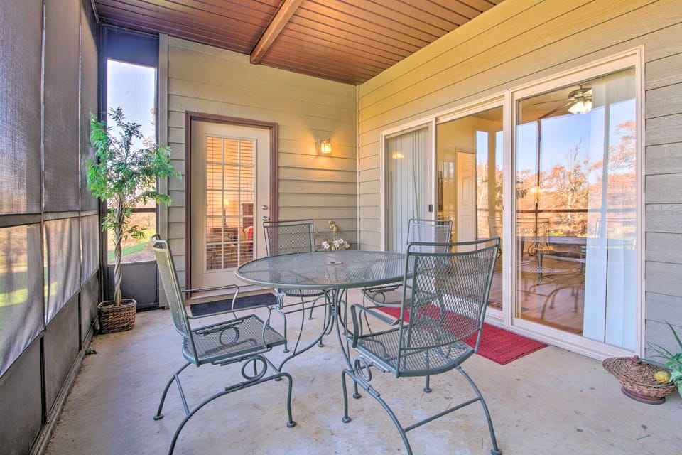Cozy Condo w/ Nature Views: Branson Getaway Apartment in Table Rock Lake