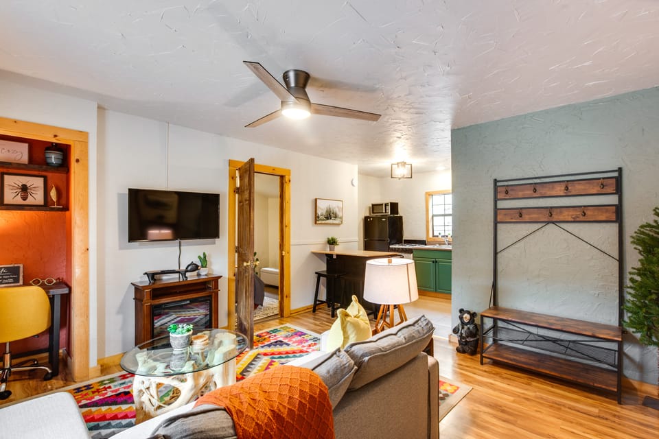 Steps to Main Street! Cozy Red River Getaway Apartment in Red River