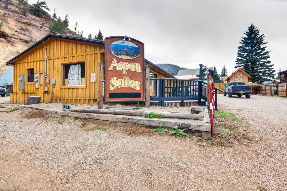 Steps to Main Street! Cozy Red River Getaway Apartment in Red River
