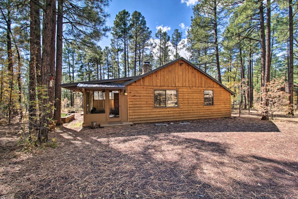 Deck & Grill: Pet-Friendly Lakeside Cabin House in Pinetop-Lakeside
