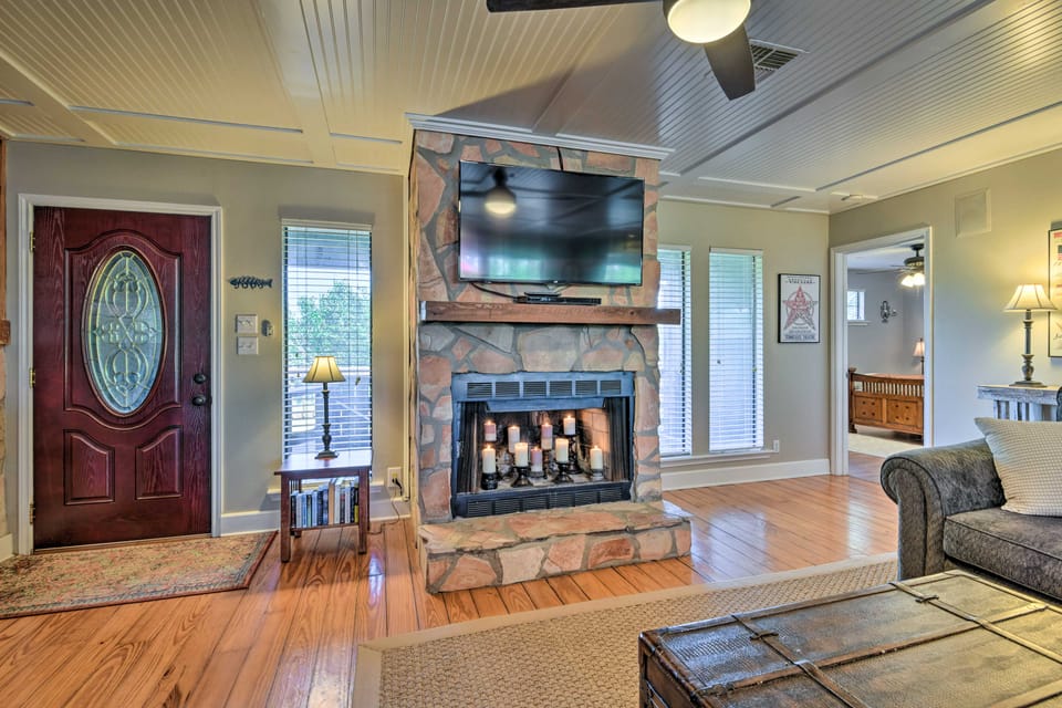 Bay Access & Dock: Riverfront Tivoli Escape House in Texas