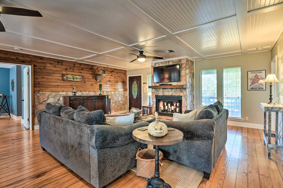 Bay Access & Dock: Riverfront Tivoli Escape House in Texas