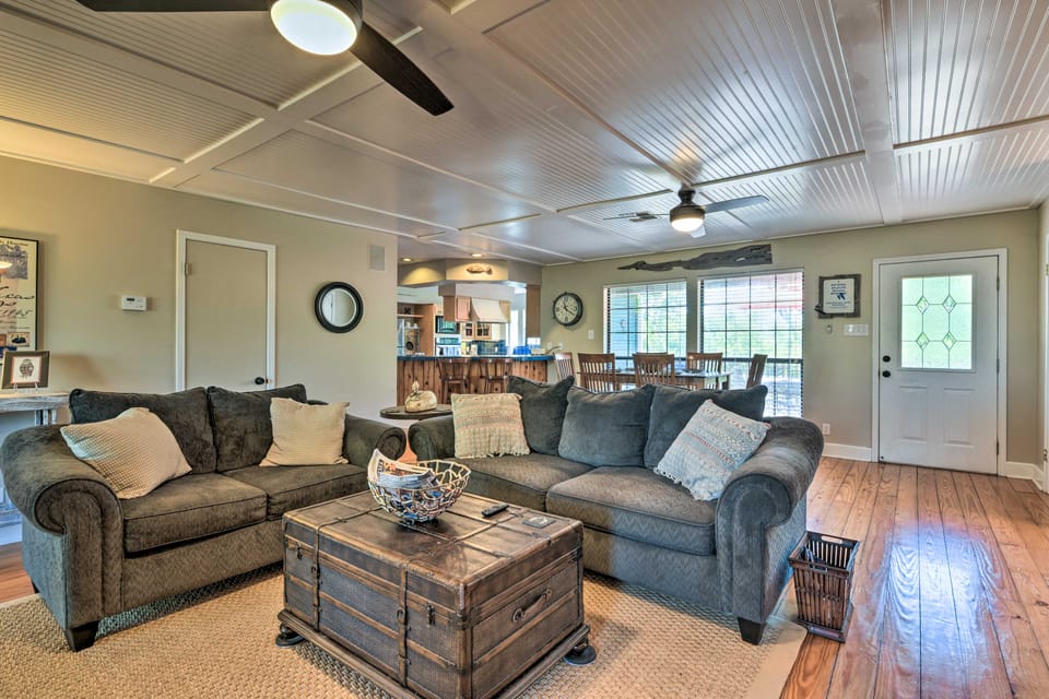 Bay Access & Dock: Riverfront Tivoli Escape House in Texas