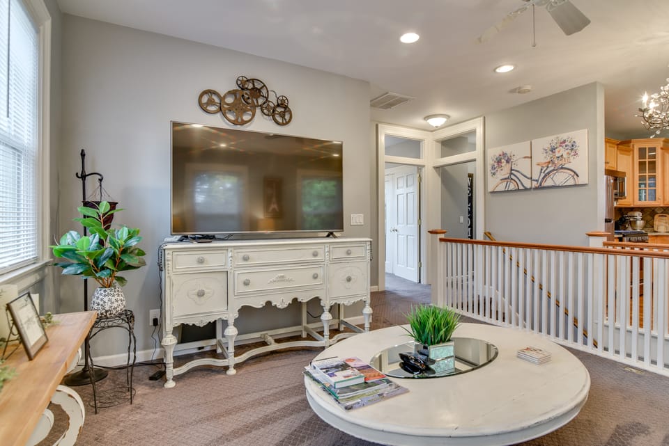 2 Mi to Bay Park: Milwaukie Getaway on 1 Acre! House in Milwaukie