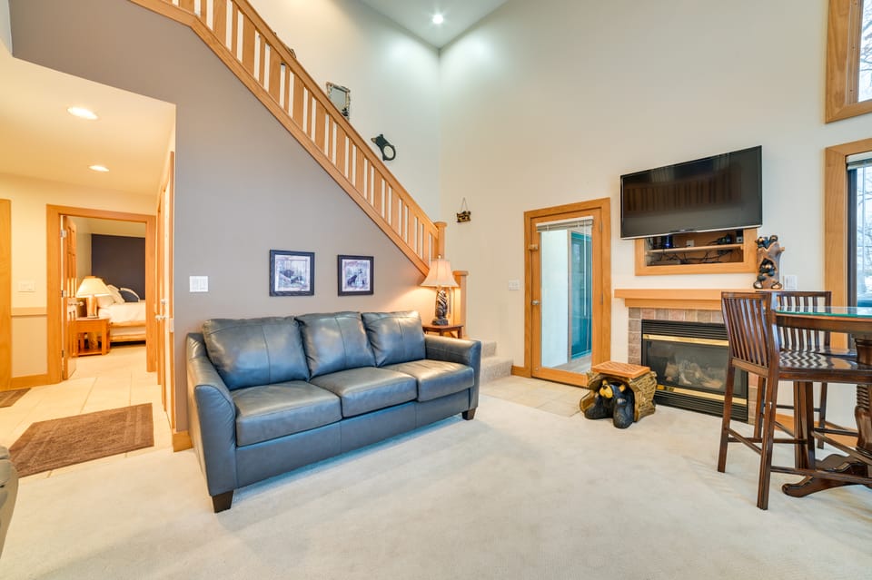 Slopeside Boyne Mtn Resort Condo w/ Deck! Apartment in Michigan