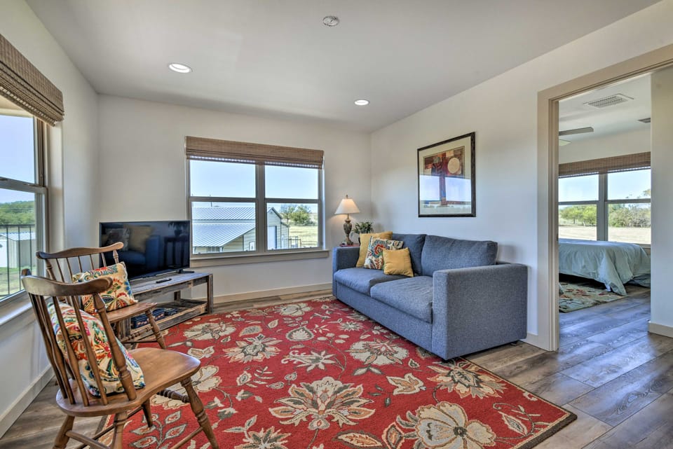 Dog-Friendly Apartment ~ 32 Mi to Fort Worth! Apartment in Texas