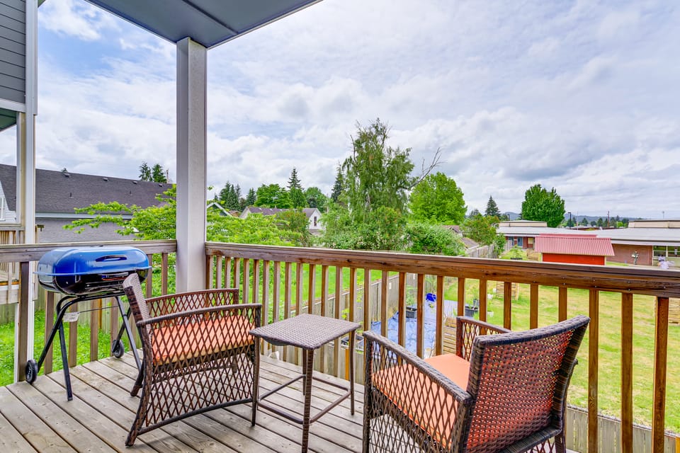Balcony & Mtn Views! Newly Built Getaway in Monroe House in Washington