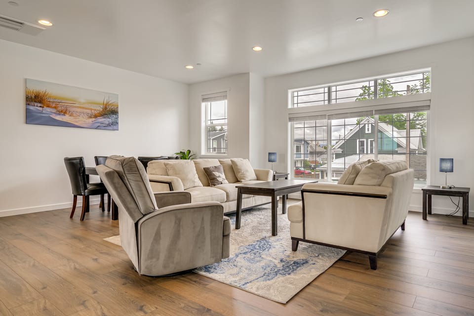 Balcony & Mtn Views! Newly Built Getaway in Monroe House in Washington