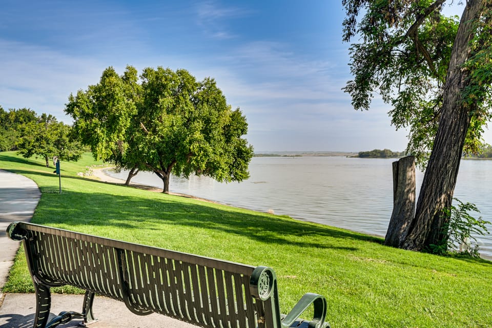 Private Sauna, Patio! Apt Steps to Columbia River Apartment in Richland