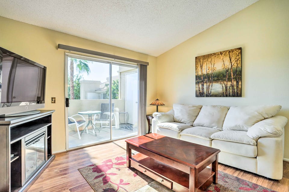 Steps to Pool & Spa: Palm Desert Condo Apartment in Indian Wells
