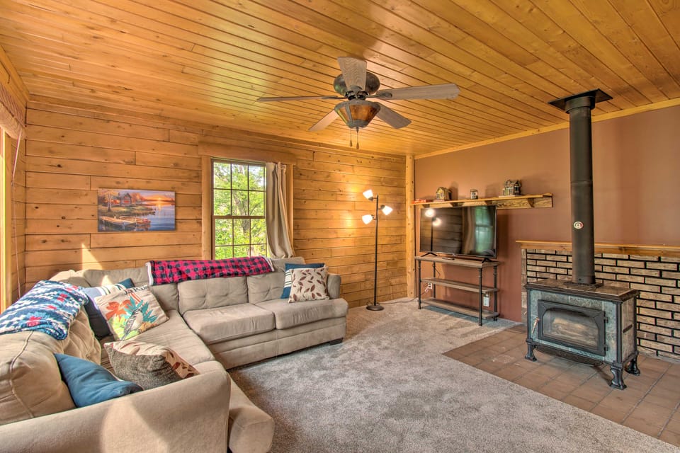 Cozy Riverfront Getaway: Fishing On-Site! House in Illinois