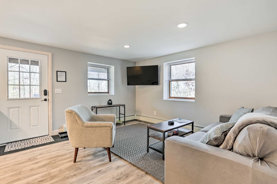 Charming Beacon Apt w/ Fire Pit: Near Hiking! Apartment in Hudson Valley