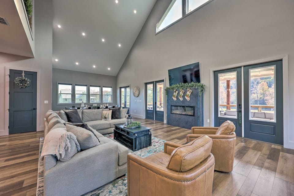 Lavish Riverfront Escape w/ Gas Grill! House in Glenwood