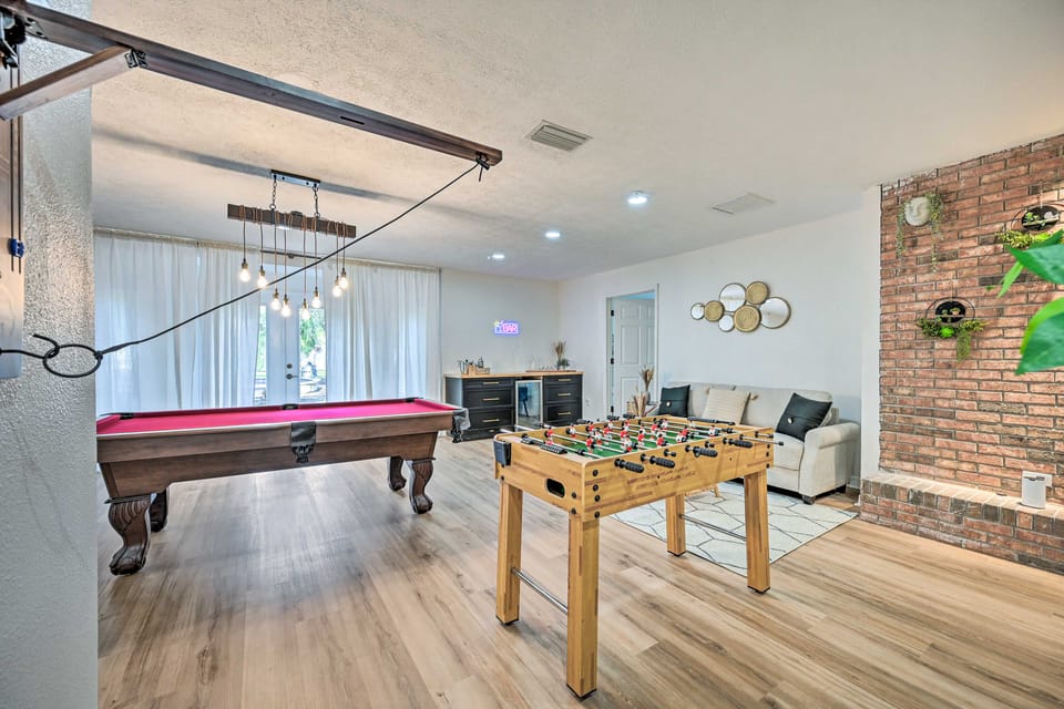 Outdoor Oasis! Group Getaway w/ Pool in Brandon House in Brandon