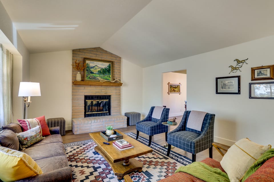 Pet-Friendly Escape w/ Game Room & Fire Pit! House in Sierra Nevada