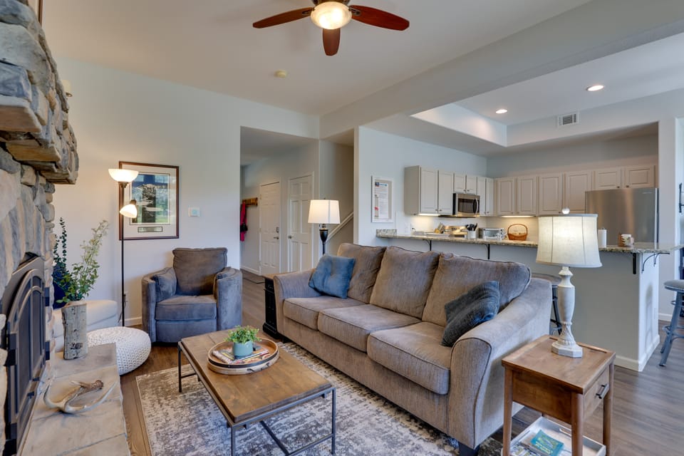 Stunning Mtn Views & Hot Tub: Silverthorne Retreat Apartment in Silverthorne
