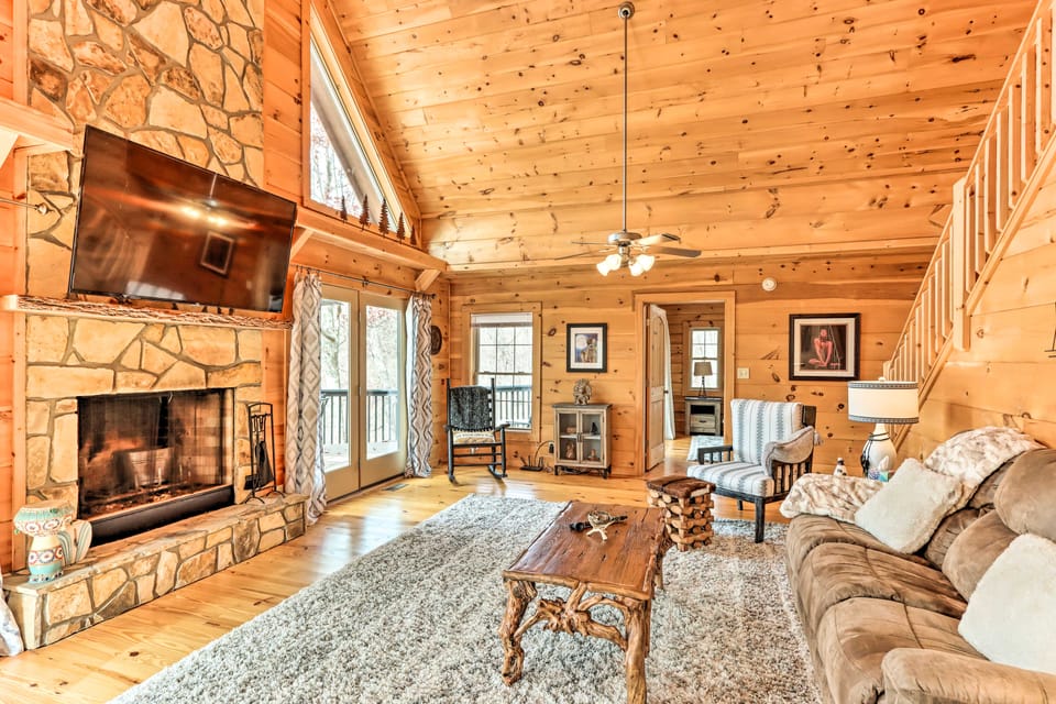 Deck & Game Room: Blue Ridge Mountain Cabin! House in Tennessee