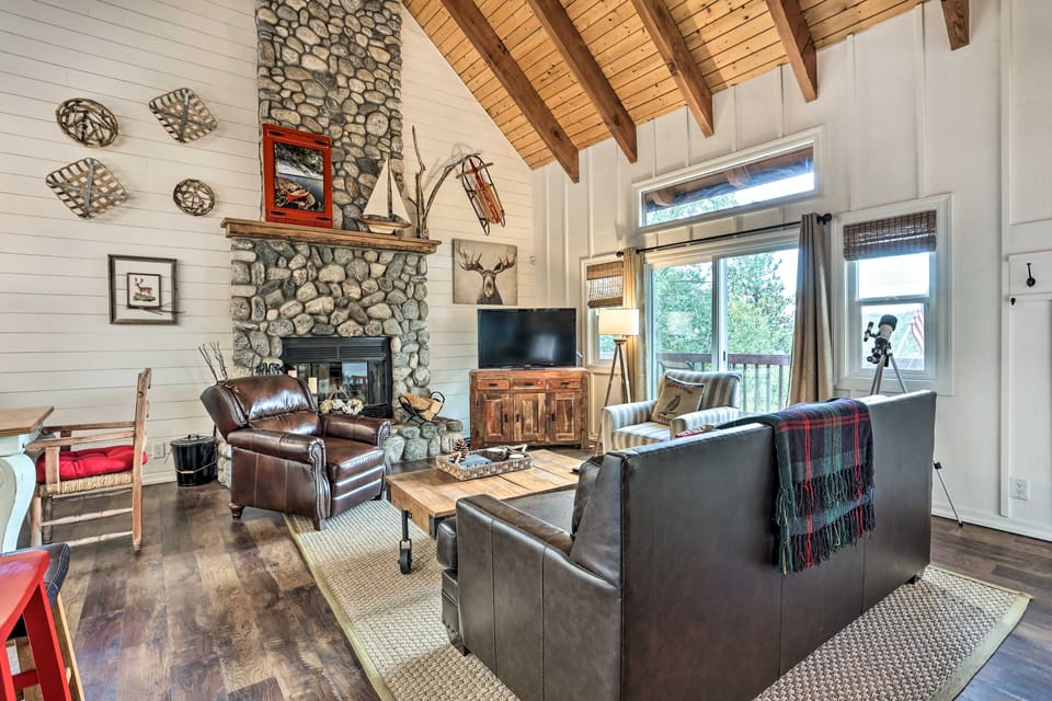 Lovely Lake Arrowhead Cabin w/ Furnished Deck House in Lake Arrowhead