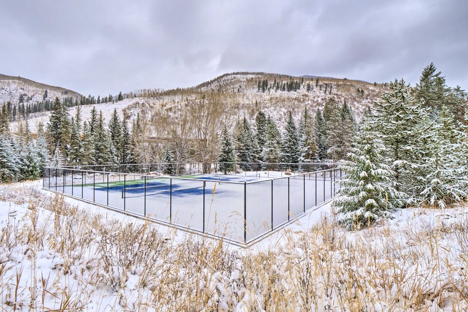 Charming Vail Condo w/ Patio & Mountain Views Apartment in Vail