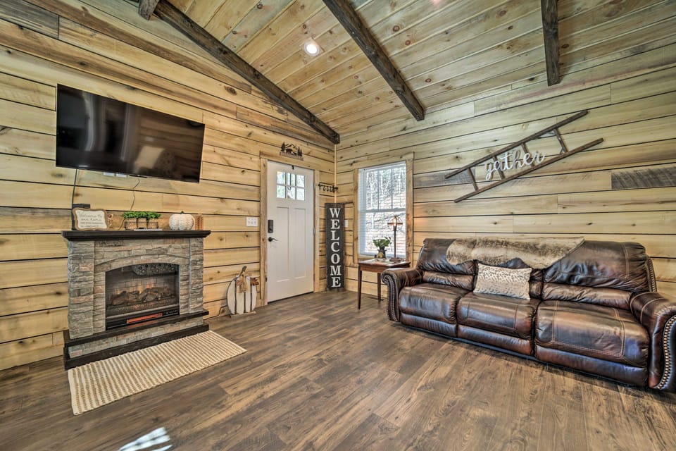 Modern Cabin w/ Fire Pit < 3 Mi to Trails! House in Tennessee