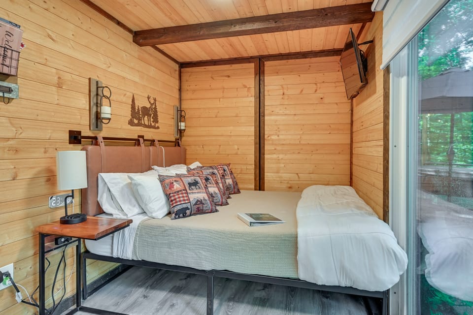 Tiny Home w/ Hot Tub & Mini Highland Cows! Apartment in Ohio