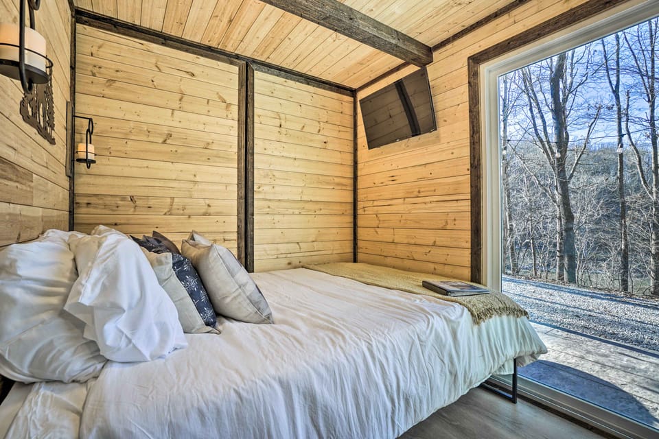 Tiny Home w/ Hot Tub & Mini Highland Cows! Apartment in Ohio