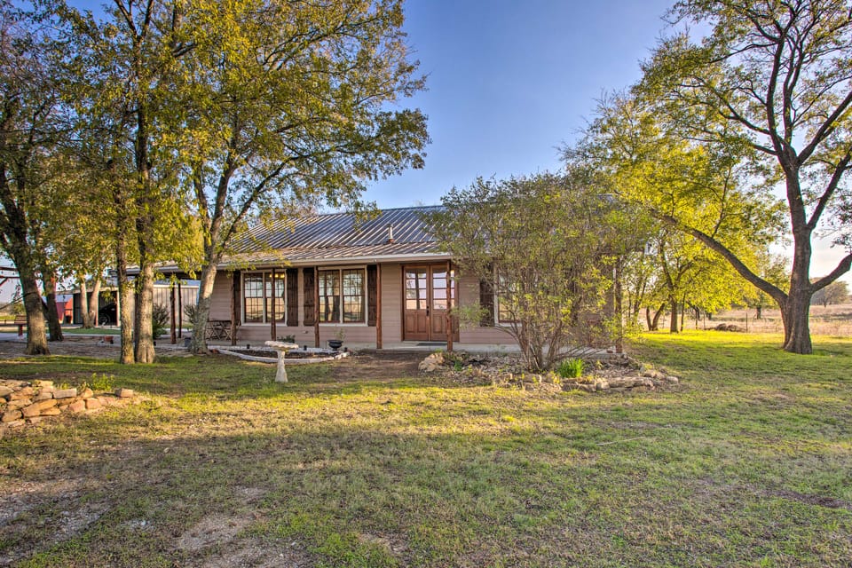 Charming Gainesville Retreat: Barn, Horses Welcome House in Texas