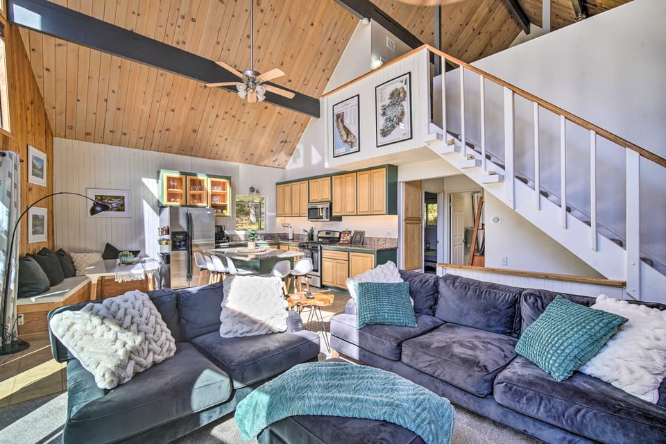 Lake Arrowhead Cabin w/ Game Room + Hot Tub! House in Lake Arrowhead