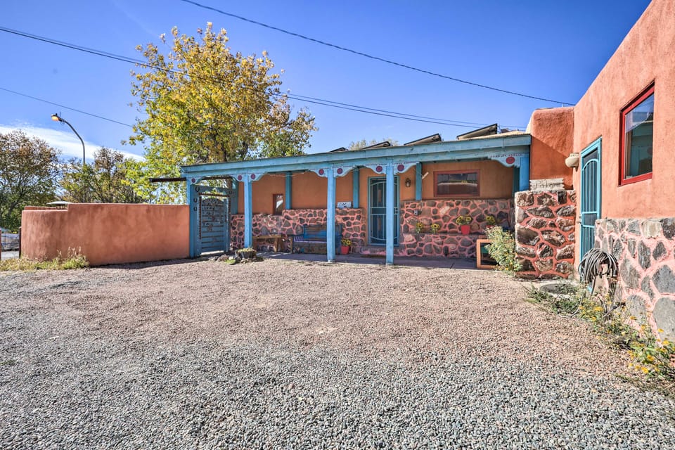 Quirky Santa Cruz Studio w/ Shared Courtyard! Apartment in New Mexico