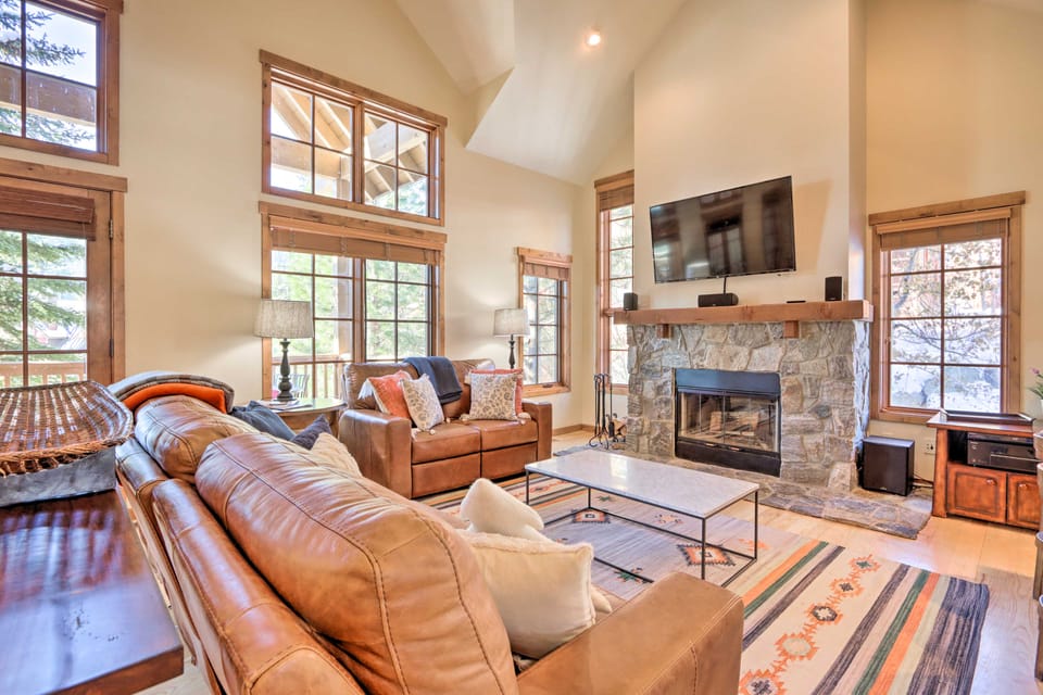 Ski-In/Ski-Out Donnelly Townhome w/ Hot Tub! Apartment in Valley County