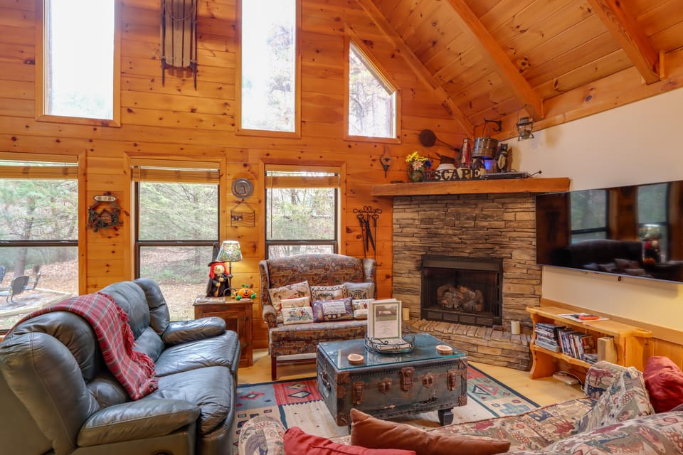 'Creek Bend Escape' w/ Hot Tub + River Views! House in Georgia