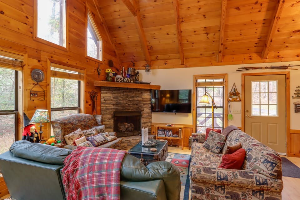 'Creek Bend Escape' w/ Hot Tub + River Views! House in Georgia