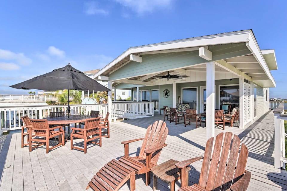 Waterfront Deck & Bay Access: Galveston Getaway! House in Galveston Island