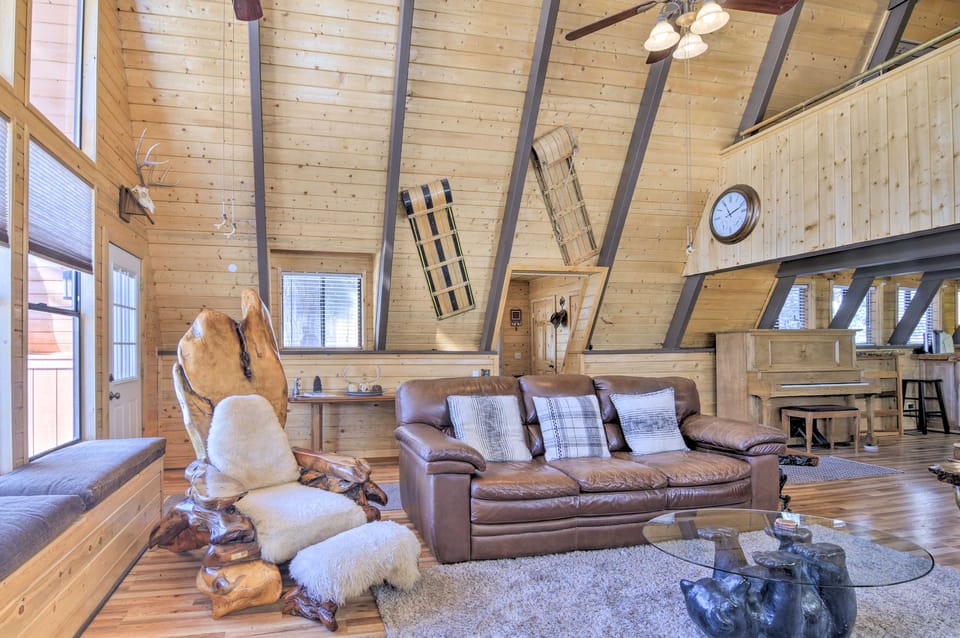 Spacious Duck Creek Village Cabin w/ Hot Tub! House in Utah