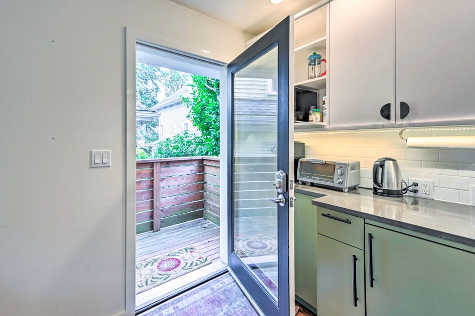 2 Mi to Capitol Hill & Lumen Field! Seattle Escape Apartment in Seattle