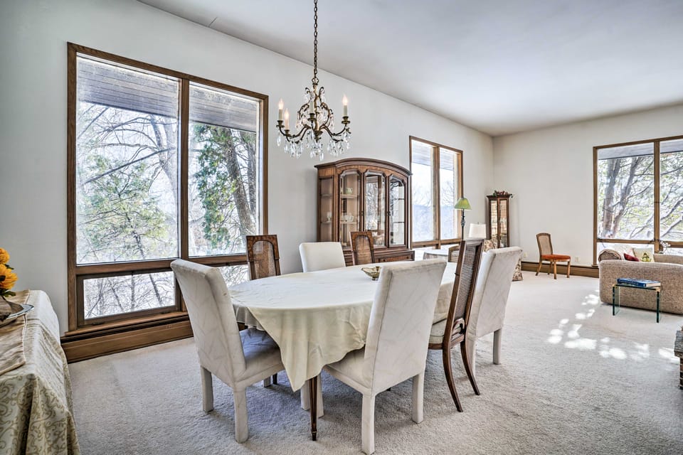 15 Mi to Downtown Minneapolis: Retreat on 5 Acres House in Minnetonka