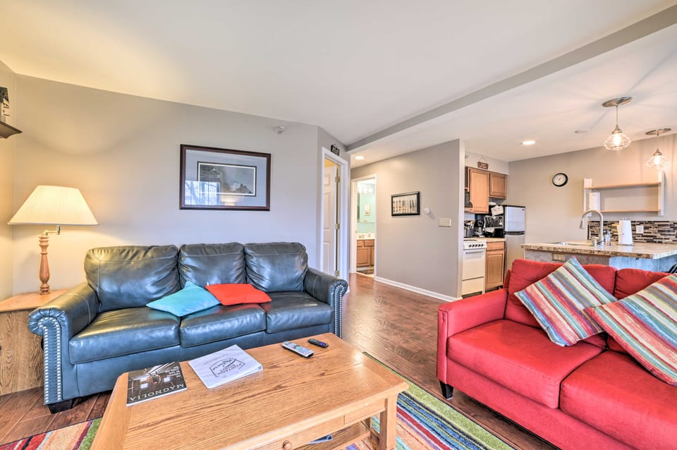 Pool + Hot Tub Access! Portage Lake Condo w/ Deck Apartment in Wisconsin