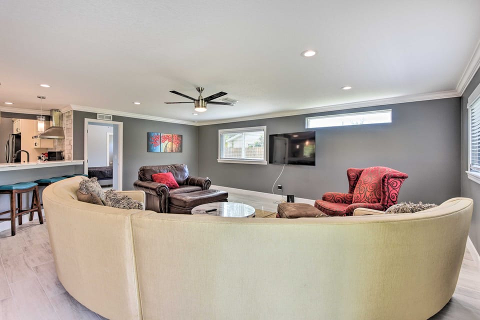 3 Mi to Dtwn Bradenton: Home w/ Yard! House in Bradenton