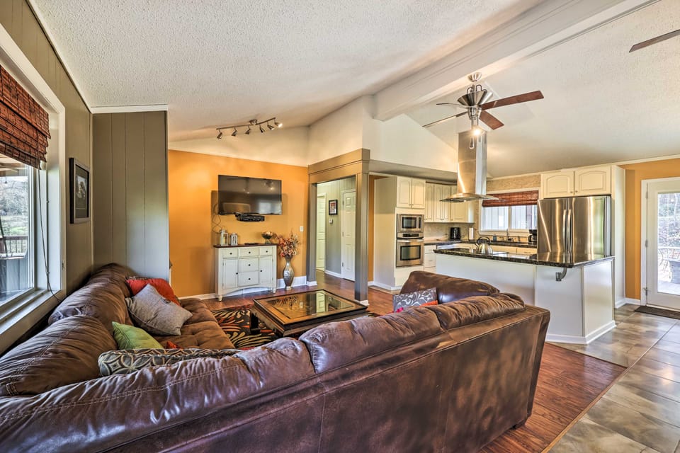 Holiday Island Home: Hot Tub & Wood Stove! House in Carroll County